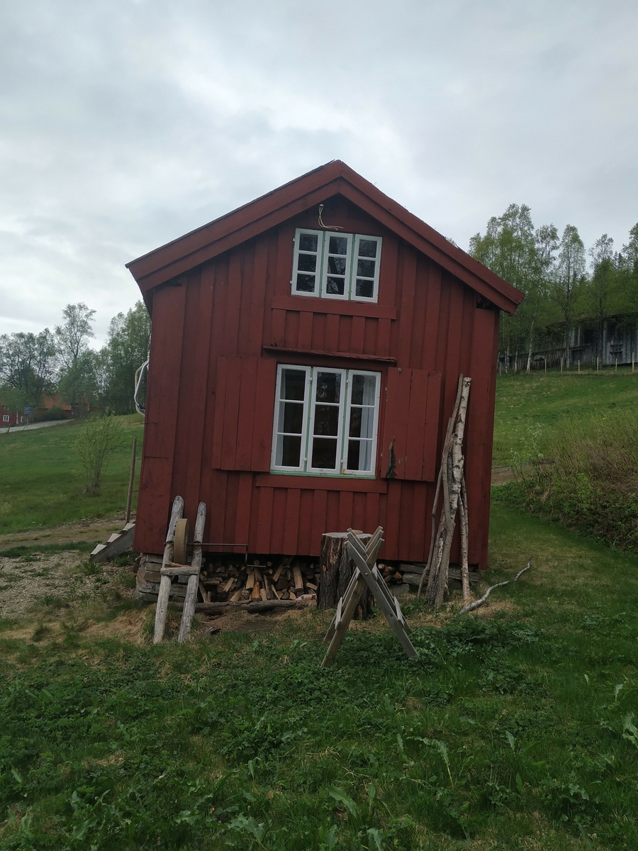 Arbeiderbolig fra Båsmoen, flyttet til bygdetunet 1985. Oppkalt etter siste bruker.