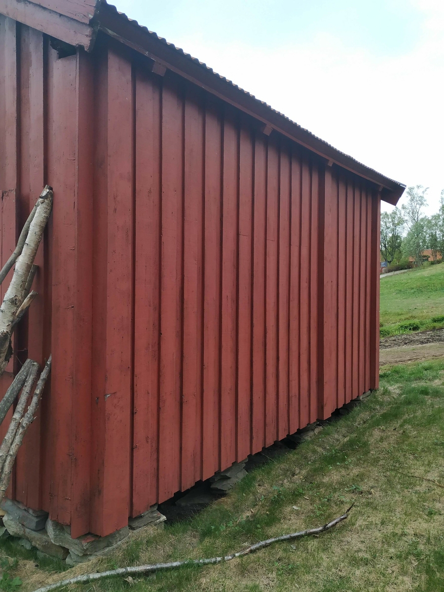 Arbeiderbolig fra Båsmoen, flyttet til bygdetunet 1985. Oppkalt etter siste bruker.