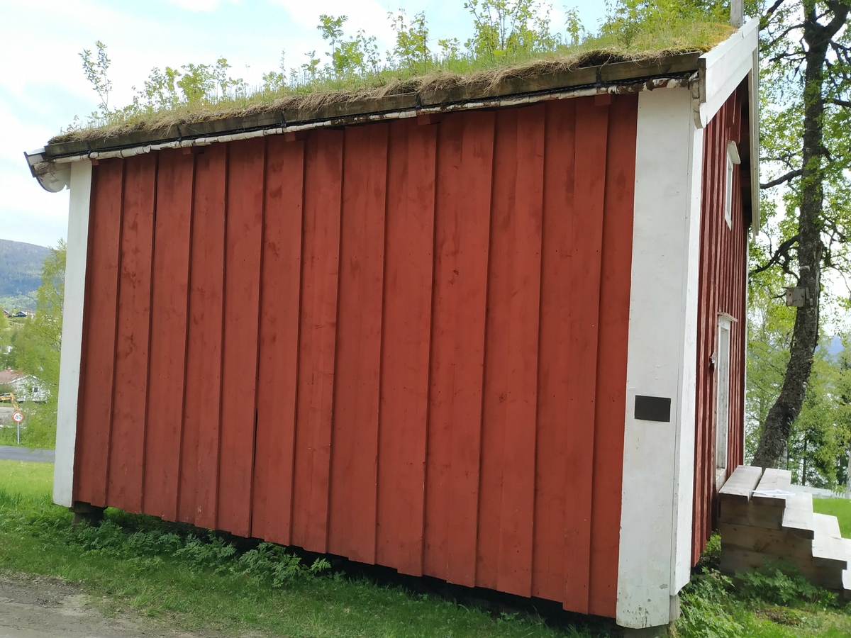 Bur for lagring av mat. Oppført på original plassering. Stabber av tre. Reisverk, bordkledning og torvtak. Klokketårn.