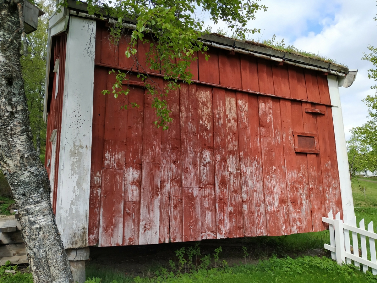 Bur for lagring av mat. Oppført på original plassering. Stabber av tre. Reisverk, bordkledning og torvtak. Klokketårn.