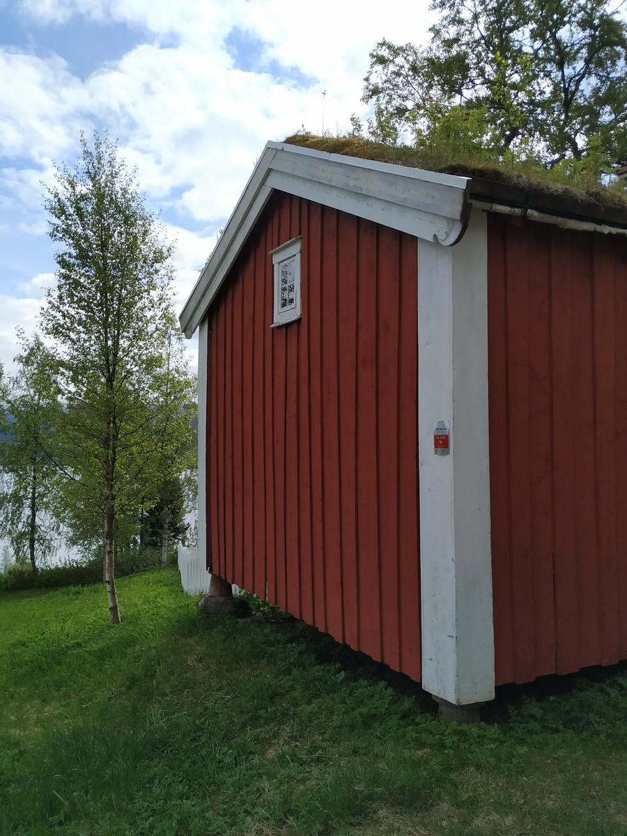Bur for lagring av mat. Oppført på original plassering. Stabber av tre. Reisverk, bordkledning og torvtak. Klokketårn.