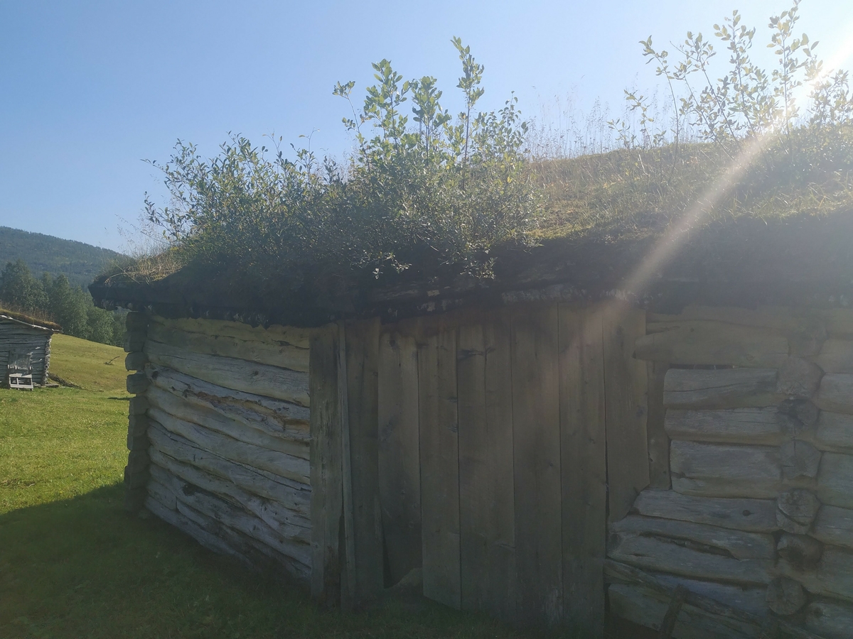 Masstue. Steinmur på grunnen, to laftet av rund tømmer med reisverk mellom byggene. Takåser, tro, næver og torv. Første bygning på Bredek, da brukt både til bolig og fjøs. 