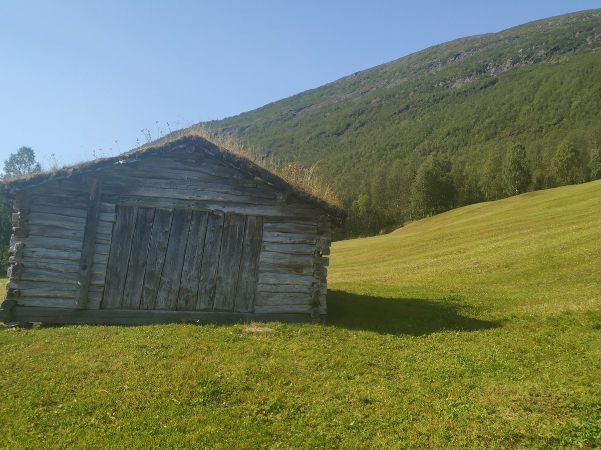 Masstue. Steinmur på grunnen, to laftet av rund tømmer med reisverk mellom byggene. Takåser, tro, næver og torv. Første bygning på Bredek, da brukt både til bolig og fjøs. 