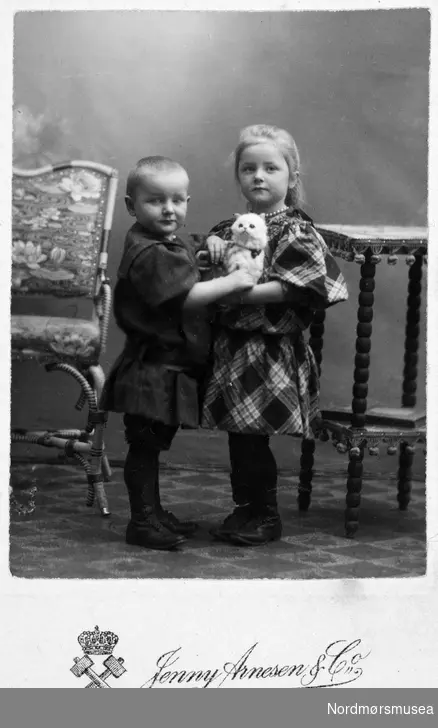 Finn og Ildri Rennie, søsken. Eriksen. barn, katt. Foto: Jenny Arnesen & Co. 
Familie og venner, familien Williamsen, ca 1880-1920. Fotosamling på Indre Flatset, Frei. Tilhører Jacob M. Williamsen (f. 1945), stilt til disposisjon for Nordmøre museum.