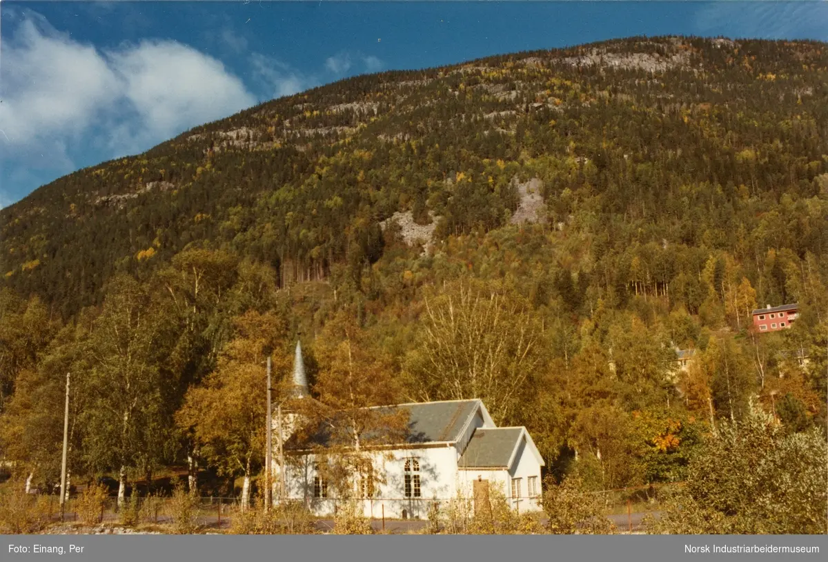 Dal kirke, fotografert fra Svaddesiden.