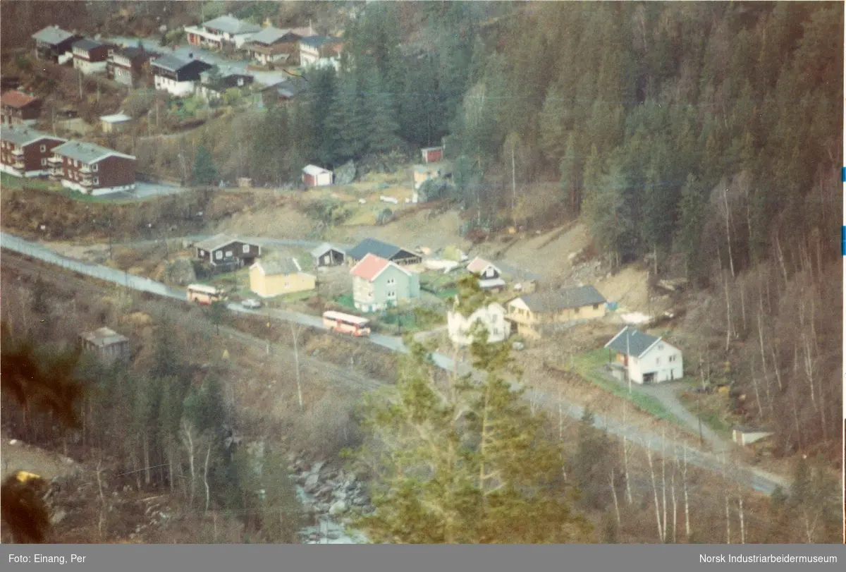 Omlegging av vei og riving av bolighus på Tvergrot i forbindelse med etablering av ny gang og sykkelvei i 1985.