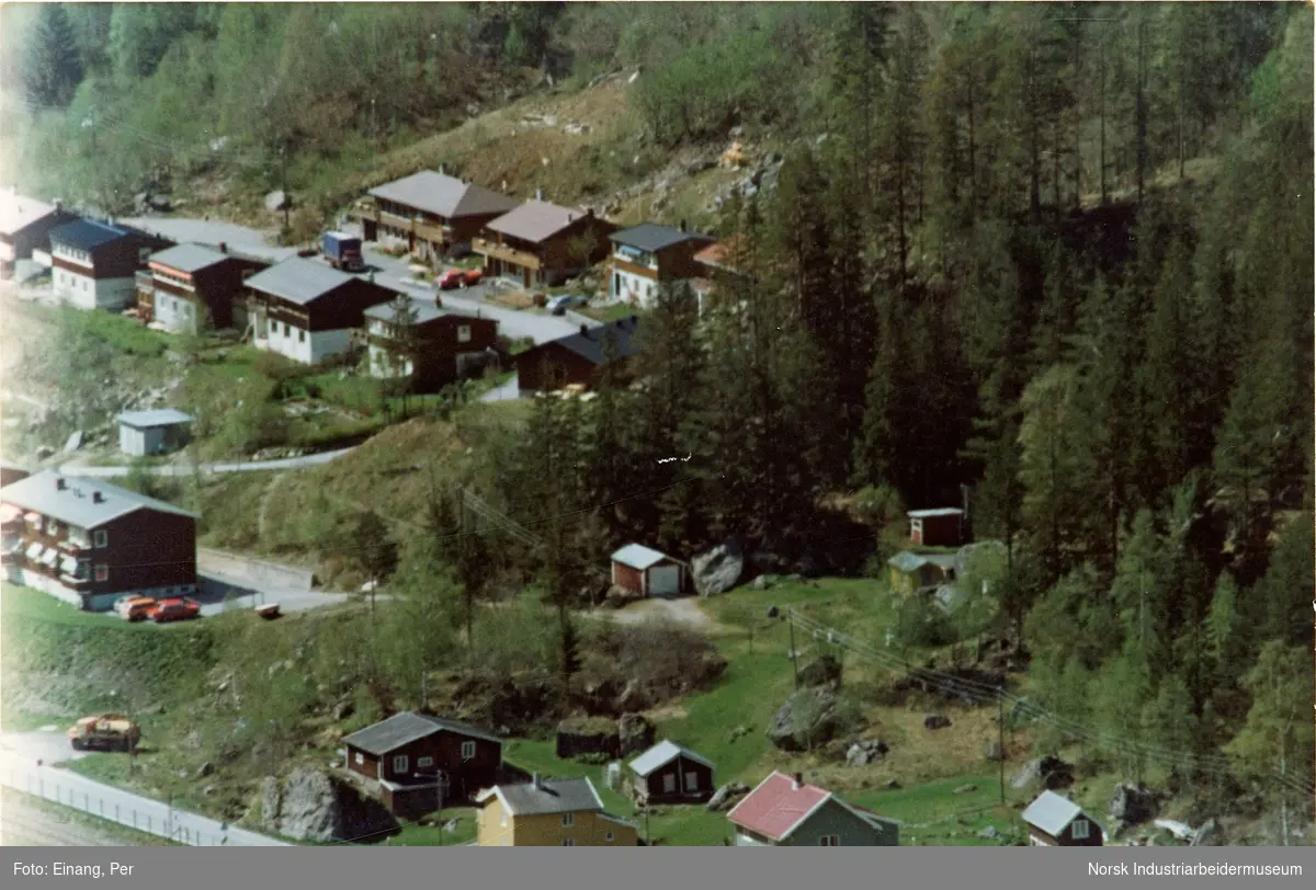 Omlegging av vei og riving av bolighus på Tvergrot i forbindelse med etablering av ny gang og sykkelvei i 1985.