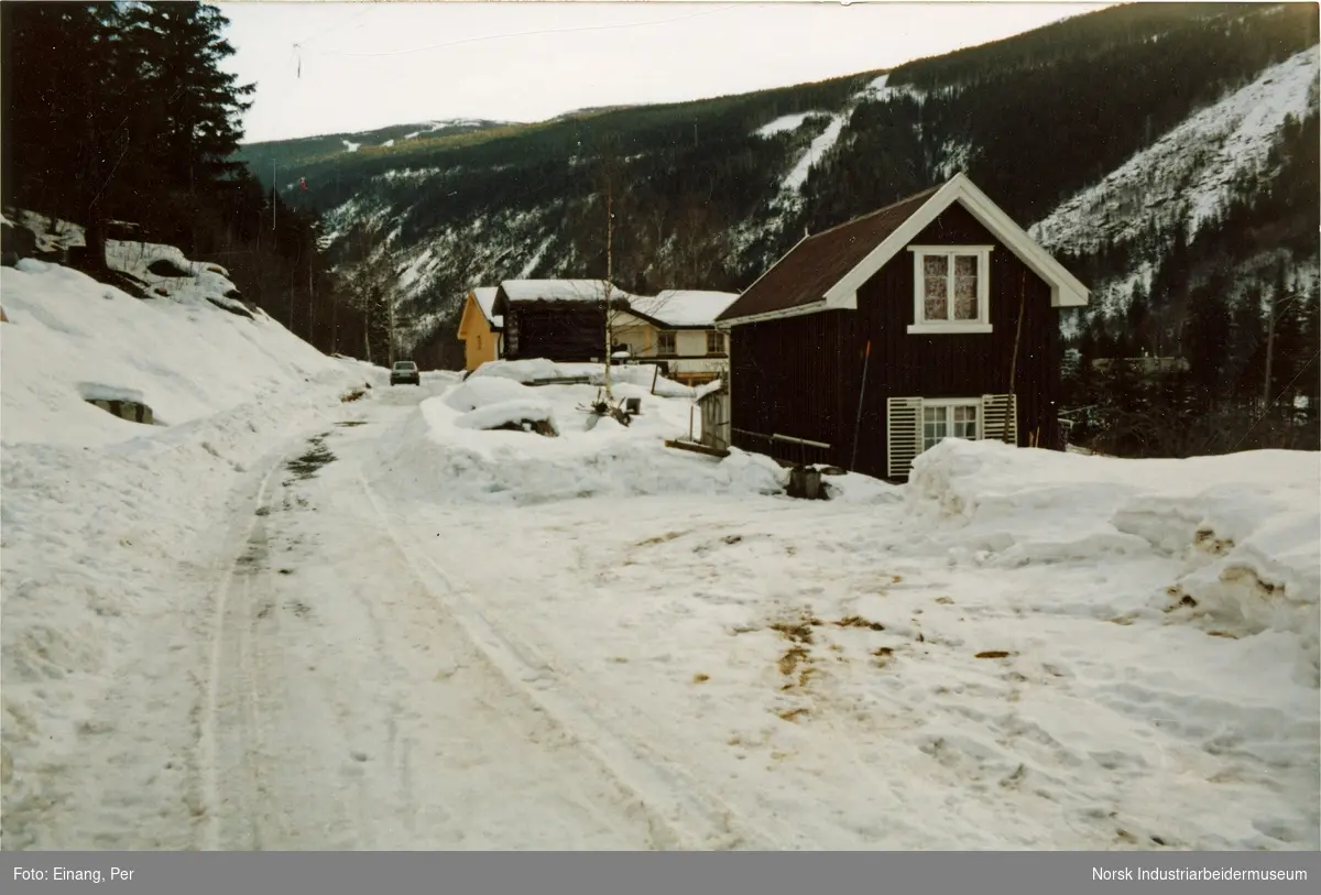 Omlegging av vei og riving av bolighus på Tvergrot i forbindelse med etablering av ny gang og sykkelvei i 1985.