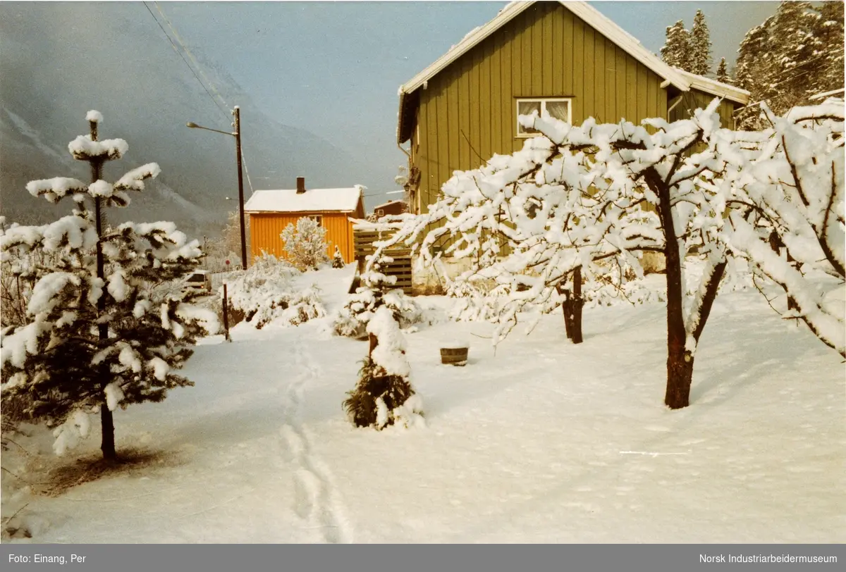 Omlegging av vei og riving av bolighus på Tvergrot i forbindelse med etablering av ny gang og sykkelvei i 1985.