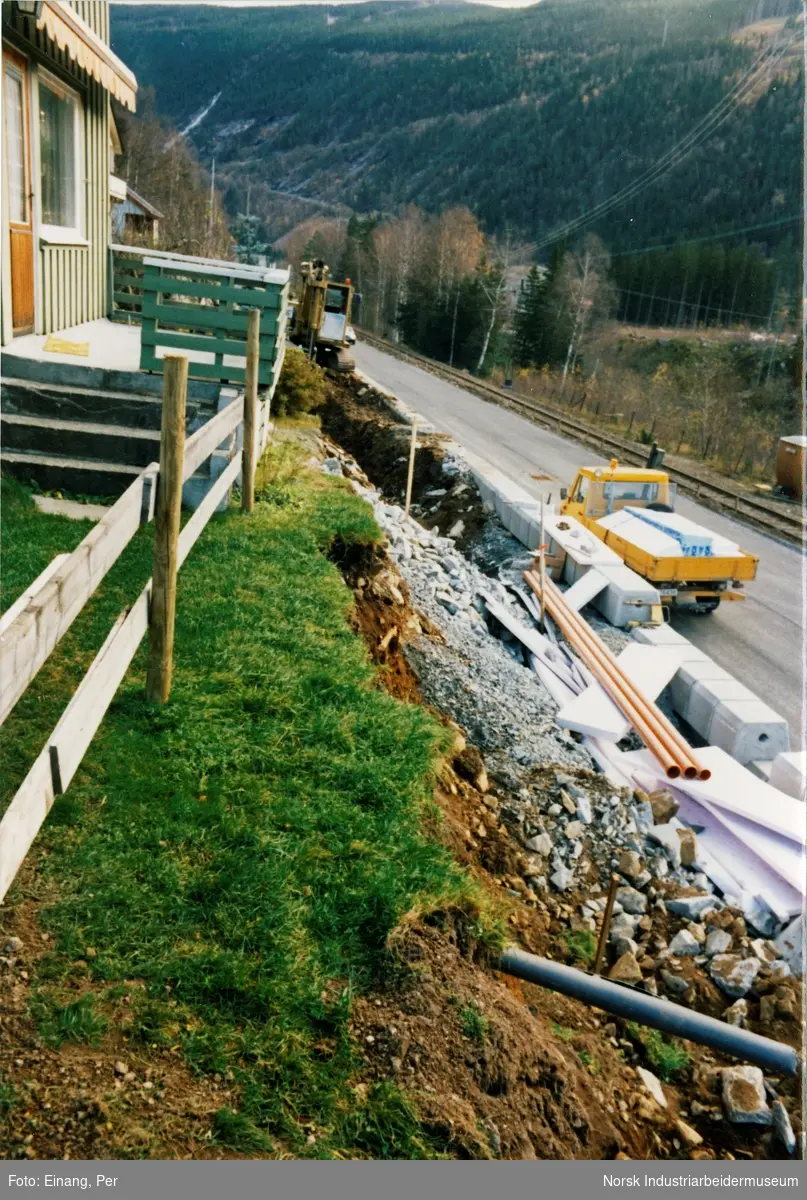 Omlegging av vei og riving av bolighus på Tvergrot i forbindelse med etablering av ny gang og sykkelvei i 1985.