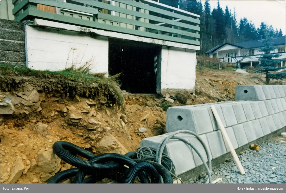 Omlegging av vei og riving av bolighus på Tvergrot i forbindelse med etablering av ny gang og sykkelvei i 1985.