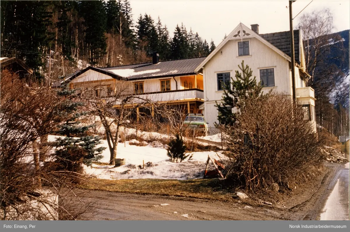 Omlegging av vei og riving av bolighus på Tvergrot i forbindelse med etablering av ny gang og sykkelvei i 1985.