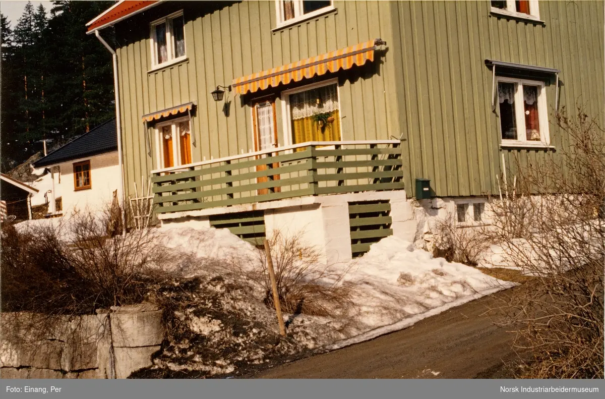 Omlegging av vei og riving av bolighus på Tvergrot i forbindelse med etablering av ny gang og sykkelvei i 1985.