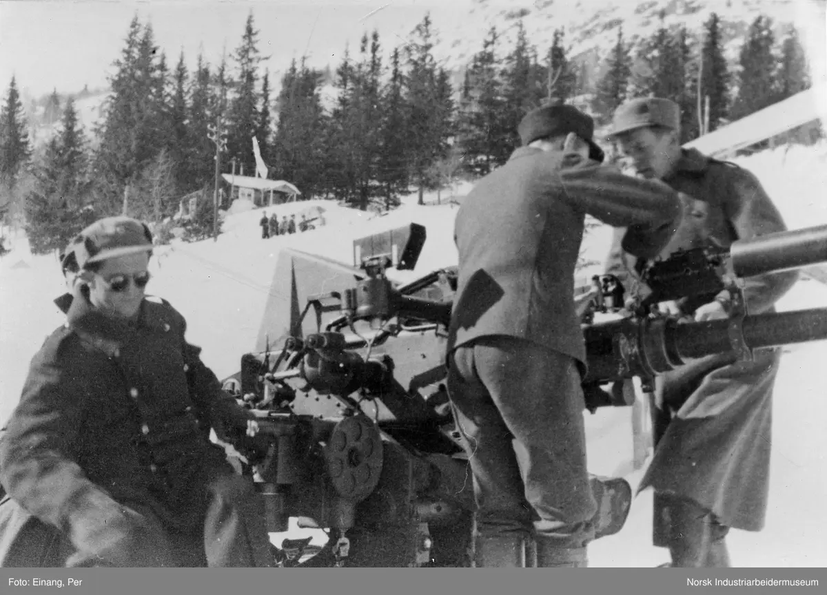 Soldater med 40 mm Bofors L60 våpen på Krokan.
