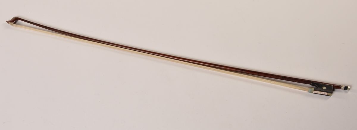 Fiolin i kasse med bue. Stol, strenger og harpiks ligger løst i kassen. Har tilhørt Oscar Borg