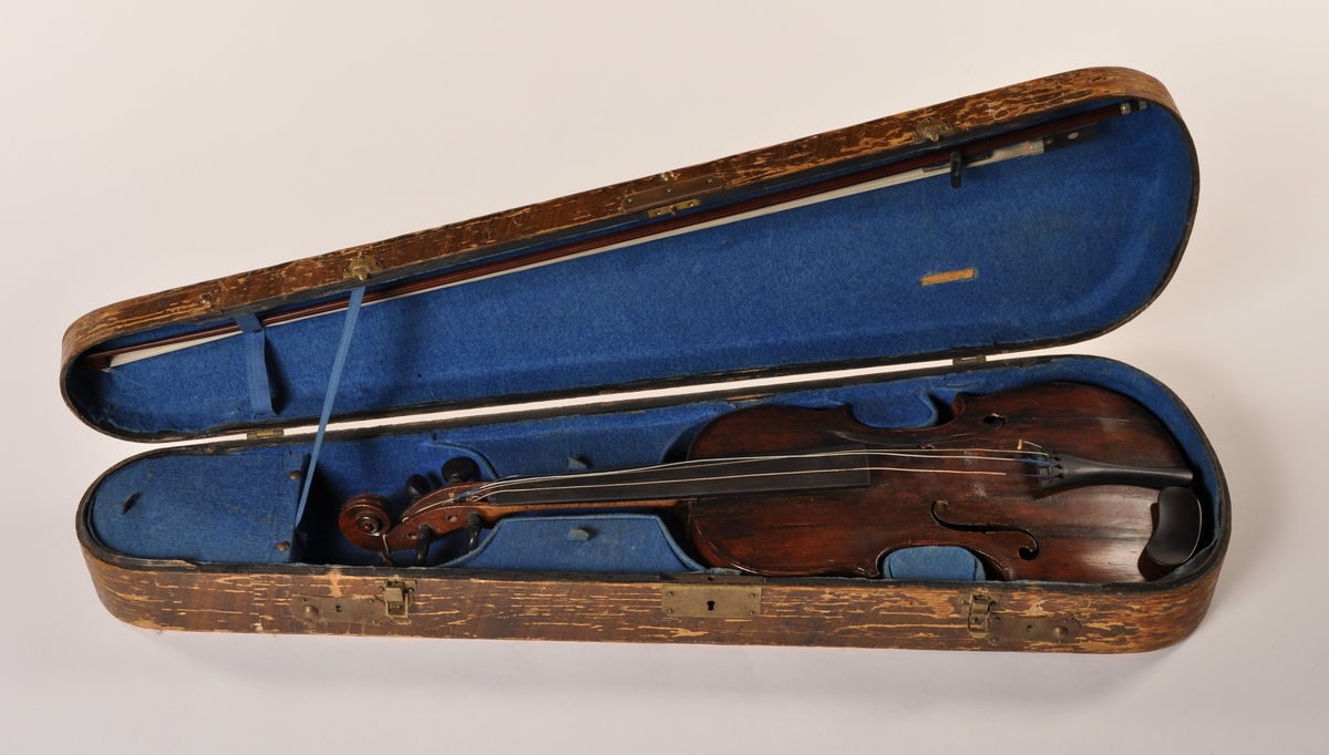 Fiolin i kasse med bue. Stol, strenger og harpiks ligger løst i kassen. Har tilhørt Oscar Borg