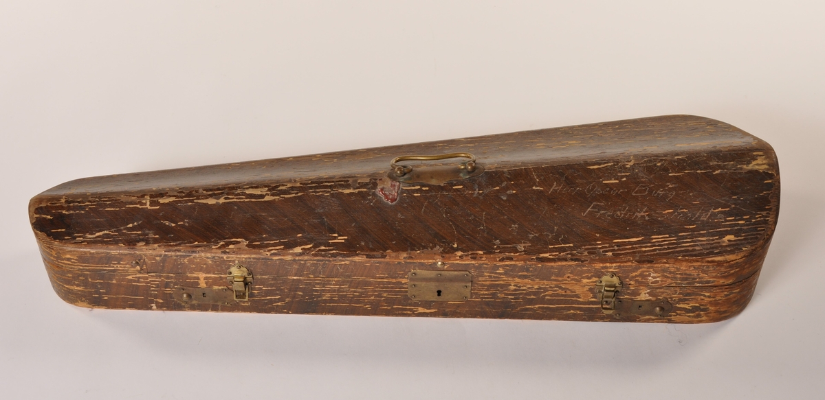 Fiolin i kasse med bue. Stol, strenger og harpiks ligger løst i kassen. Har tilhørt Oscar Borg