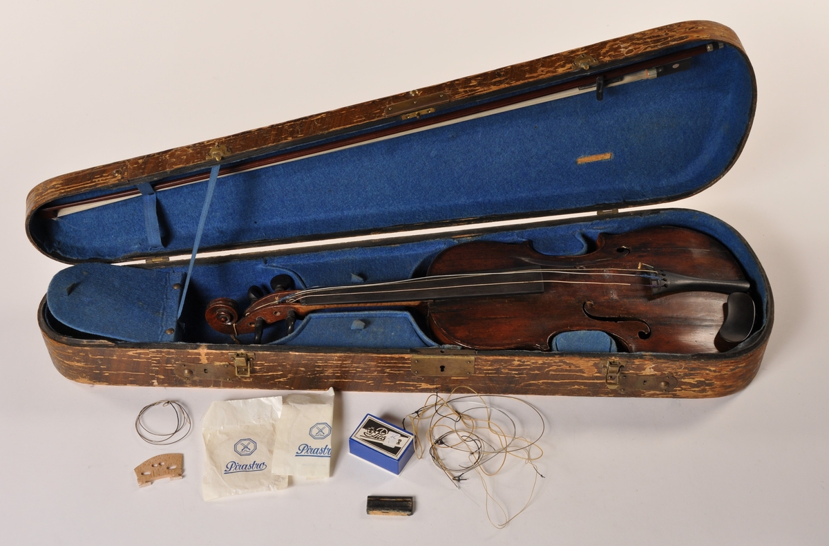 Fiolin i kasse med bue. Stol, strenger og harpiks ligger løst i kassen. Har tilhørt Oscar Borg
