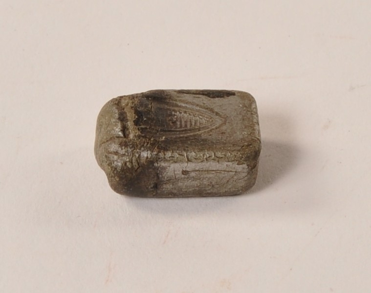 Penneskål i glass med 2 penneskaft med pennesplitt, 2 blyanter, 1 viskelær og 2 lakkseil. Tilhørt Oscar Borg