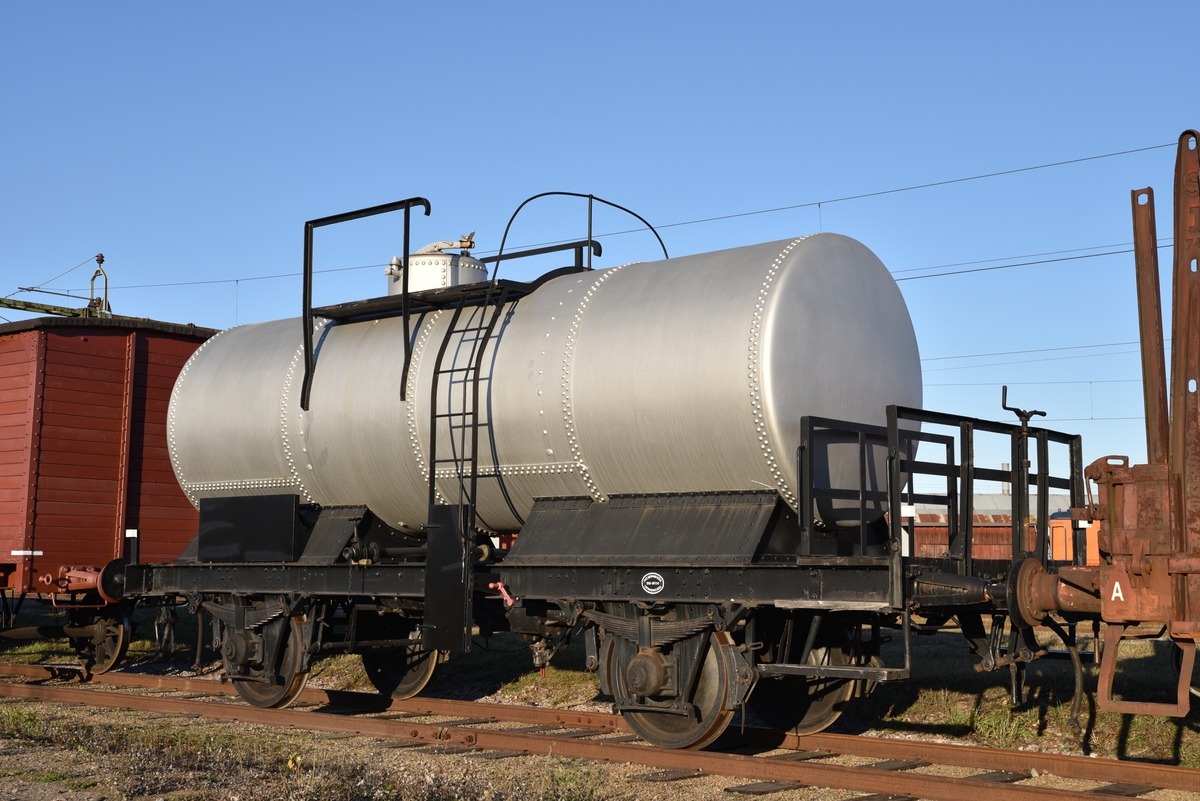 Tankvagn, Q12 502086. 
EVN-nummer: 43 74 7202 086-0
Uppmålad i den ursprungliga silvergrå färgen. Nitad tank. Modern under.

Tanken rymmer upp till 20 000 liter eller maximalt 18 tons last.

2018 nytillverkades skylt för märkning av tekniska data samt skydd för klättring på stege. Skyltarna är gjorda efter historisk förebild, medan klättringsskyddet är ett modernt tillägg för att möta krav på parkering under kontaktledning.