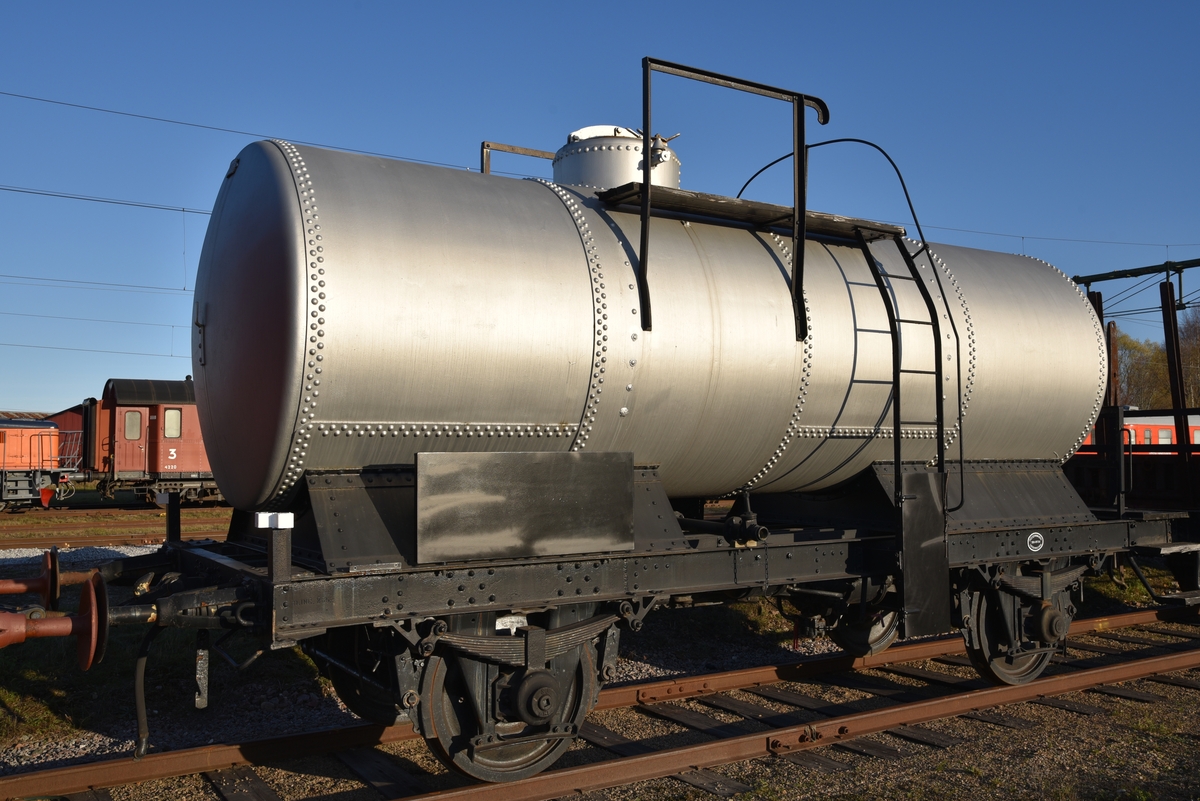 Tankvagn, Q12 502086. 
EVN-nummer: 43 74 7202 086-0
Uppmålad i den ursprungliga silvergrå färgen. Nitad tank. Modern under.

Tanken rymmer upp till 20 000 liter eller maximalt 18 tons last.

2018 nytillverkades skylt för märkning av tekniska data samt skydd för klättring på stege. Skyltarna är gjorda efter historisk förebild, medan klättringsskyddet är ett modernt tillägg för att möta krav på parkering under kontaktledning.