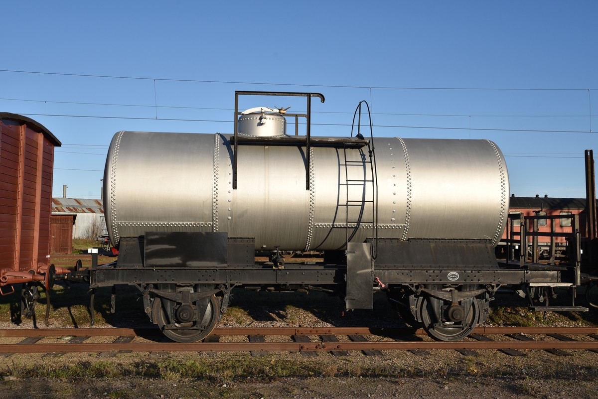 Tankvagn, Q12 502086. 
EVN-nummer: 43 74 7202 086-0
Uppmålad i den ursprungliga silvergrå färgen. Nitad tank. Modern under.

Tanken rymmer upp till 20 000 liter eller maximalt 18 tons last.

2018 nytillverkades skylt för märkning av tekniska data samt skydd för klättring på stege. Skyltarna är gjorda efter historisk förebild, medan klättringsskyddet är ett modernt tillägg för att möta krav på parkering under kontaktledning.