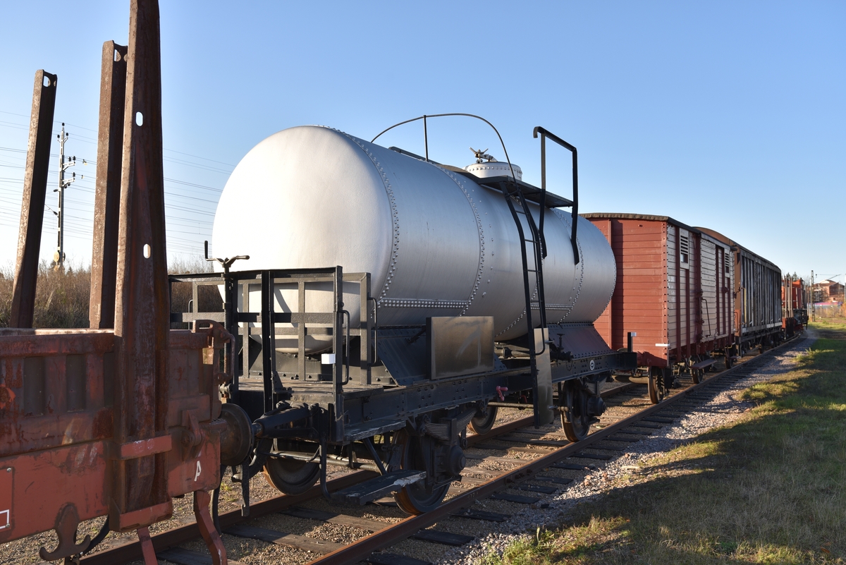 Tankvagn, Q12 502086. 
EVN-nummer: 43 74 7202 086-0
Uppmålad i den ursprungliga silvergrå färgen. Nitad tank. Modern under.

Tanken rymmer upp till 20 000 liter eller maximalt 18 tons last.

2018 nytillverkades skylt för märkning av tekniska data samt skydd för klättring på stege. Skyltarna är gjorda efter historisk förebild, medan klättringsskyddet är ett modernt tillägg för att möta krav på parkering under kontaktledning.