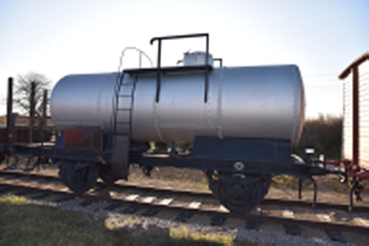 Tankvagn, Q12 502086. 
EVN-nummer: 43 74 7202 086-0
Uppmålad i den ursprungliga silvergrå färgen. Nitad tank. Modern under.

Tanken rymmer upp till 20 000 liter eller maximalt 18 tons last.

2018 nytillverkades skylt för märkning av tekniska data samt skydd för klättring på stege. Skyltarna är gjorda efter historisk förebild, medan klättringsskyddet är ett modernt tillägg för att möta krav på parkering under kontaktledning.
