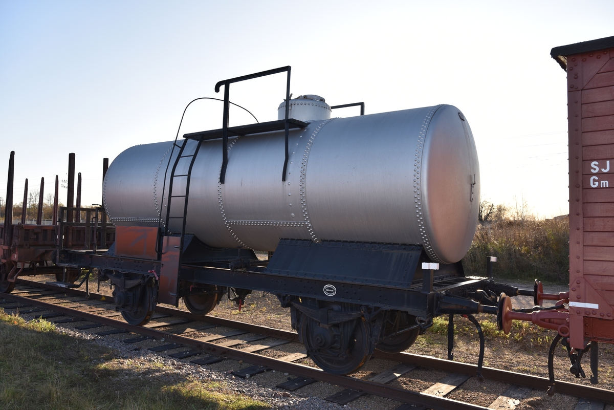 Tankvagn, Q12 502086. 
EVN-nummer: 43 74 7202 086-0
Uppmålad i den ursprungliga silvergrå färgen. Nitad tank. Modern under.

Tanken rymmer upp till 20 000 liter eller maximalt 18 tons last.

2018 nytillverkades skylt för märkning av tekniska data samt skydd för klättring på stege. Skyltarna är gjorda efter historisk förebild, medan klättringsskyddet är ett modernt tillägg för att möta krav på parkering under kontaktledning.