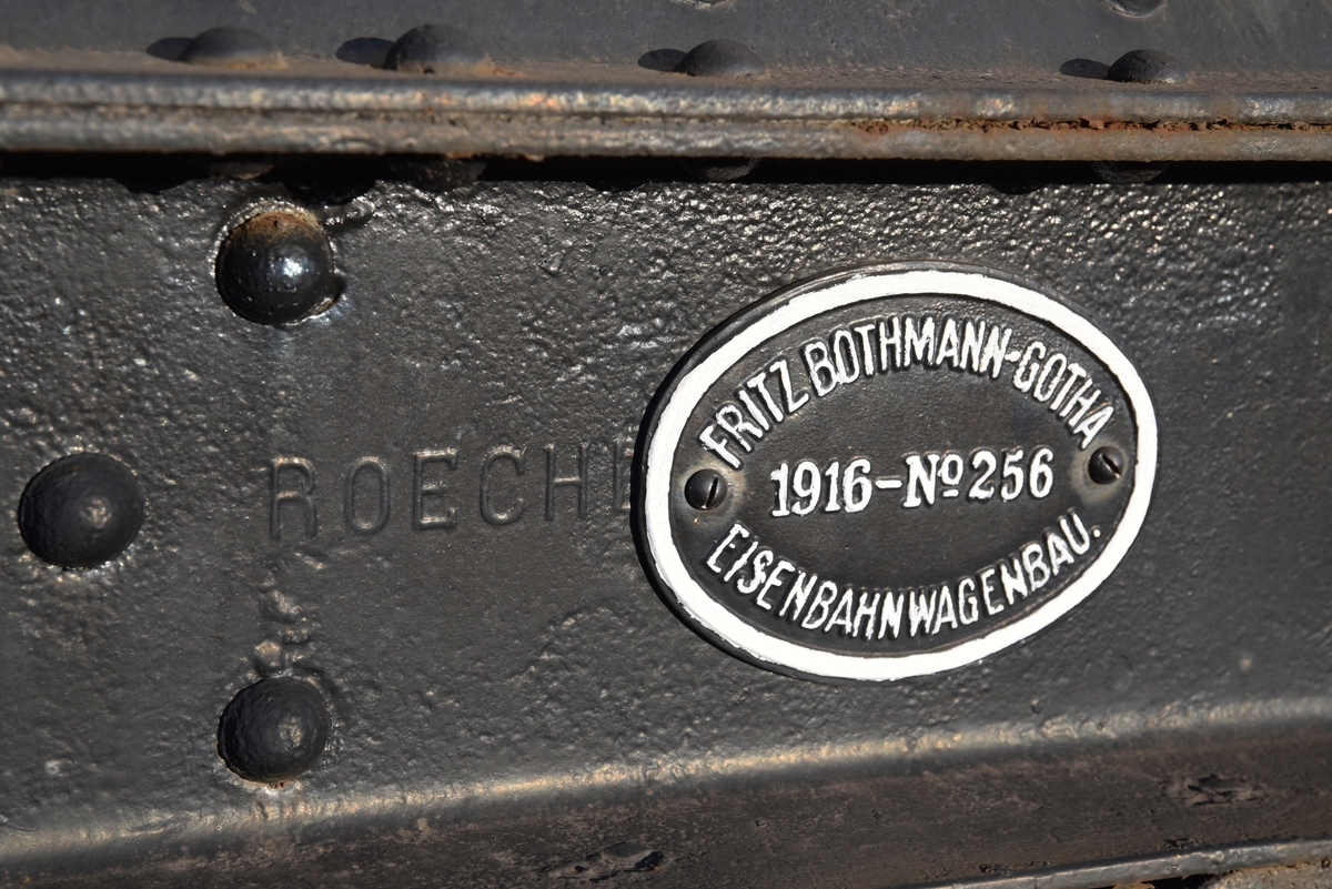 Tankvagn, Q12 502086. 
EVN-nummer: 43 74 7202 086-0
Uppmålad i den ursprungliga silvergrå färgen. Nitad tank. Modern under.

Tanken rymmer upp till 20 000 liter eller maximalt 18 tons last.

2018 nytillverkades skylt för märkning av tekniska data samt skydd för klättring på stege. Skyltarna är gjorda efter historisk förebild, medan klättringsskyddet är ett modernt tillägg för att möta krav på parkering under kontaktledning.