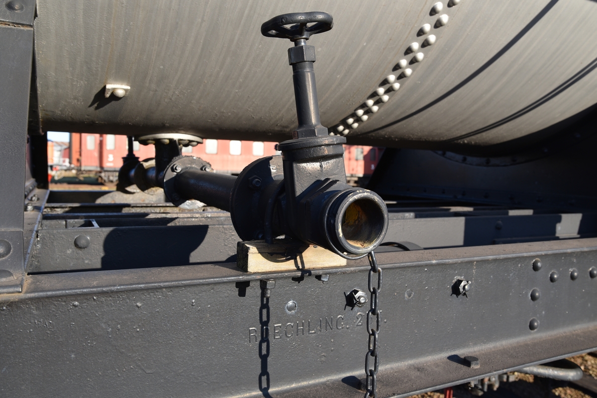 Tankvagn, Q12 502086. 
EVN-nummer: 43 74 7202 086-0
Uppmålad i den ursprungliga silvergrå färgen. Nitad tank. Modern under.

Tanken rymmer upp till 20 000 liter eller maximalt 18 tons last.

2018 nytillverkades skylt för märkning av tekniska data samt skydd för klättring på stege. Skyltarna är gjorda efter historisk förebild, medan klättringsskyddet är ett modernt tillägg för att möta krav på parkering under kontaktledning.