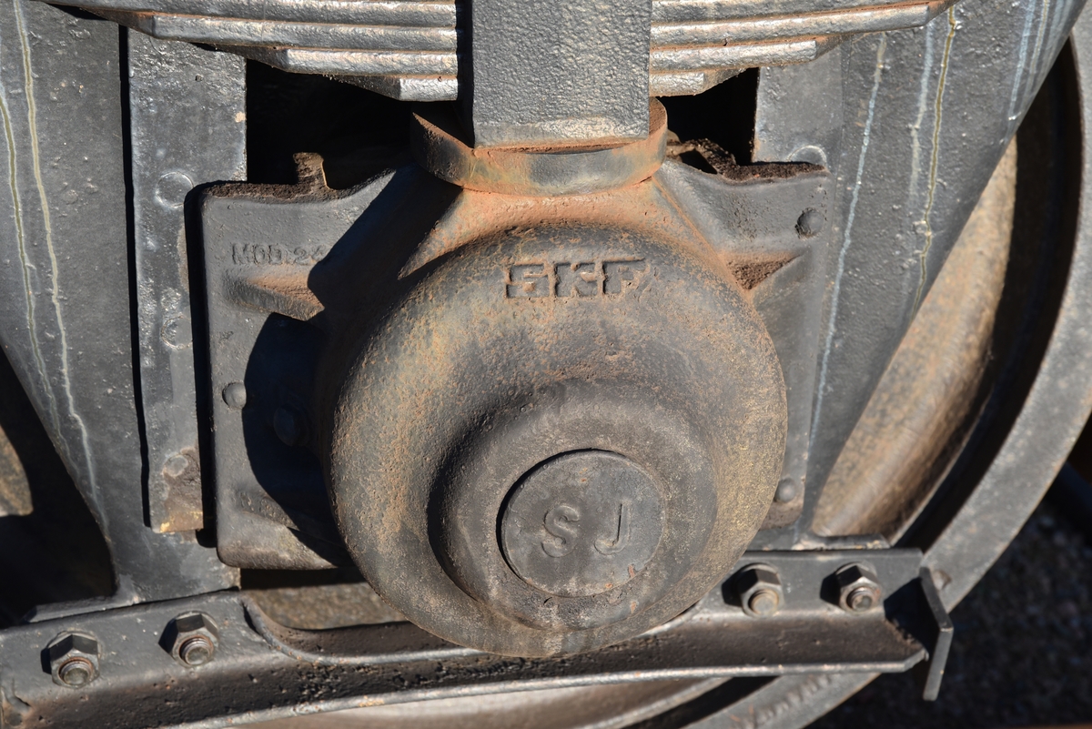 Tankvagn, Q12 502086. 
EVN-nummer: 43 74 7202 086-0
Uppmålad i den ursprungliga silvergrå färgen. Nitad tank. Modern under.

Tanken rymmer upp till 20 000 liter eller maximalt 18 tons last.

2018 nytillverkades skylt för märkning av tekniska data samt skydd för klättring på stege. Skyltarna är gjorda efter historisk förebild, medan klättringsskyddet är ett modernt tillägg för att möta krav på parkering under kontaktledning.