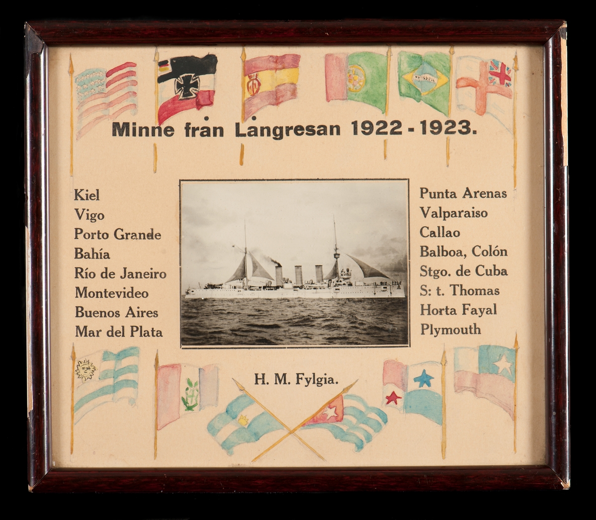 Tavla med ett svartvitt fotografi av  FYLGIA samt text och flaggor. 
Minne från långresan 1922-1923
Kiel, Vigo, Porto Grande, Bahia, Rio de Janeiro, Montevideo, Buenos Aires, Mar del Plata, Punta Arenas, Valparaiso, Callao, Balboa, ColÃ³n, Stgo. de Cuba, St Thomas, Horta Fayal, Plymouth.