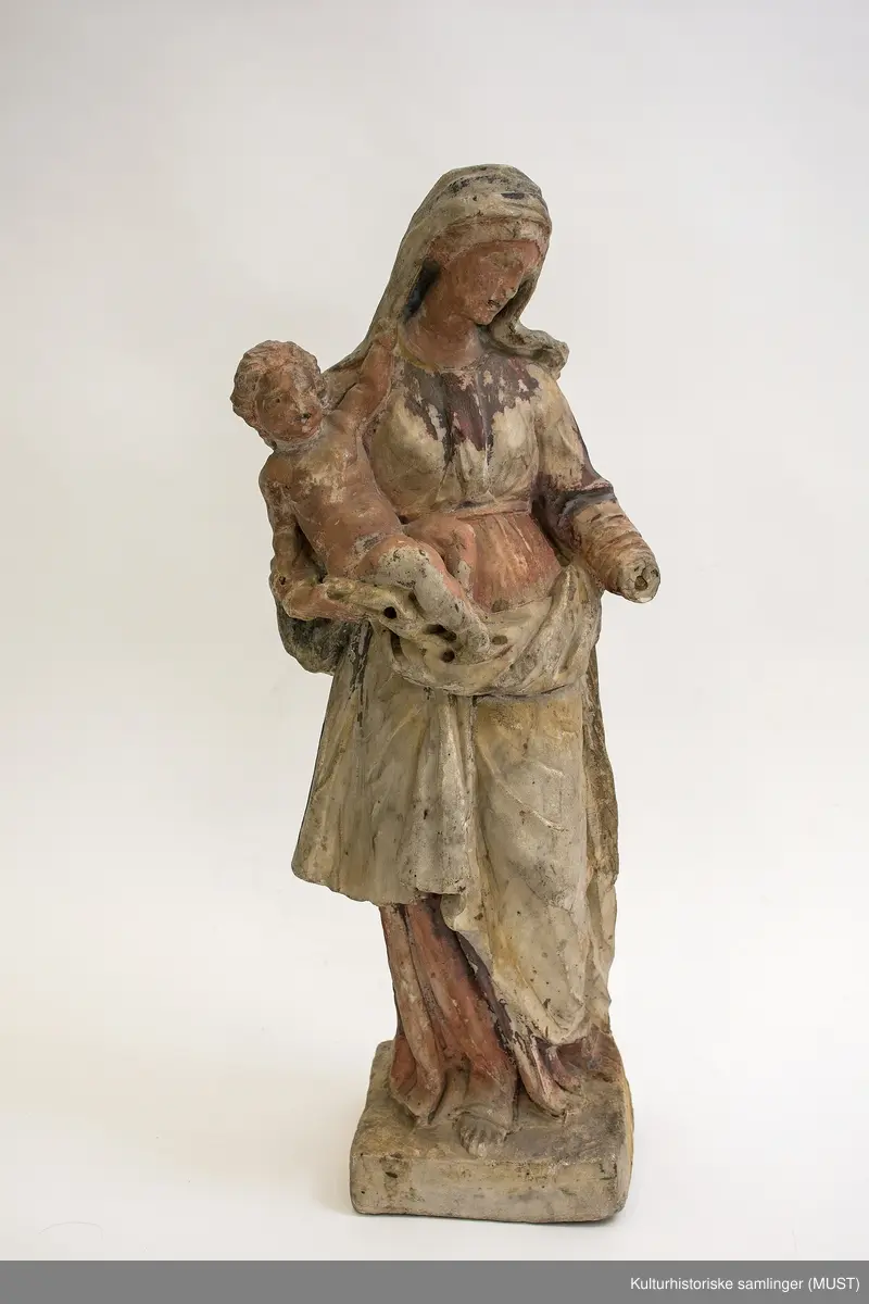 Maria med Jesusbarnet på armen.