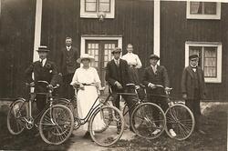 Cyklister i Fröderyd.
Fröderyds Hembygdsförening