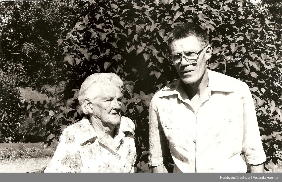 Arne Karlsson med sin mamma.
Fröderyd Hembygdsförening