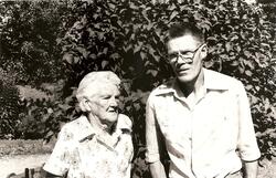 Arne Karlsson med sin mamma.
Fröderyd Hembygdsförening
