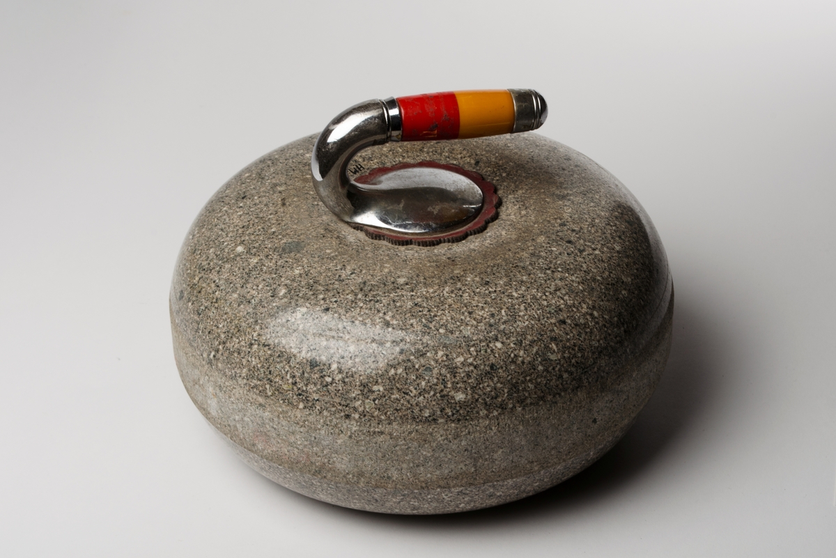 Curling sten i granitt, kost og sko par.