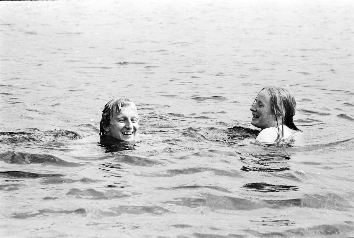 "Hushållningssällskapet i B-län tar över Fyrväpplingen", Bladåkers socken, Uppland, juli 1972