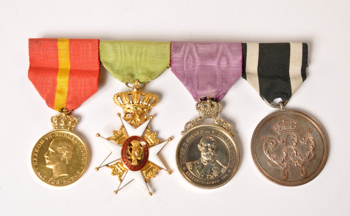 Medaljerekke med 4 medaljer. Kong Haakons fortjenstmedalje i gull med krone, med rødt og gult bånd, med eske i rød fløyel. Oscar Borg 1917, Vasaordenen i gull og emalje kronet med perler, med grønt bånd, med eske i rød papp og fløyel. Oscar II fortjenstmedalje i gull, kronet, lilla bånd. Keiser Willhelms Krigsfortjenestemedalje, Kriegs-Verdienst-medaille av 2. klasse 1864 i sølv med sort og hvitt bånd .  Med miniatyr utgave. Oscar Borg.