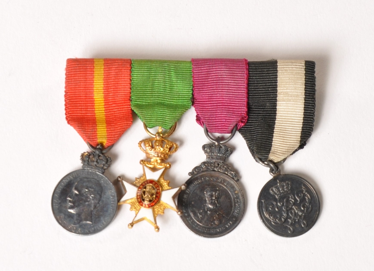 Medaljerekke med 4 medaljer. Kong Haakons fortjenstmedalje i gull med krone, med rødt og gult bånd, med eske i rød fløyel. Oscar Borg 1917, Vasaordenen i gull og emalje kronet med perler, med grønt bånd, med eske i rød papp og fløyel. Oscar II fortjenstmedalje i gull, kronet, lilla bånd. Keiser Willhelms Krigsfortjenestemedalje, Kriegs-Verdienst-medaille av 2. klasse 1864 i sølv med sort og hvitt bånd .  Med miniatyr utgave. Oscar Borg.