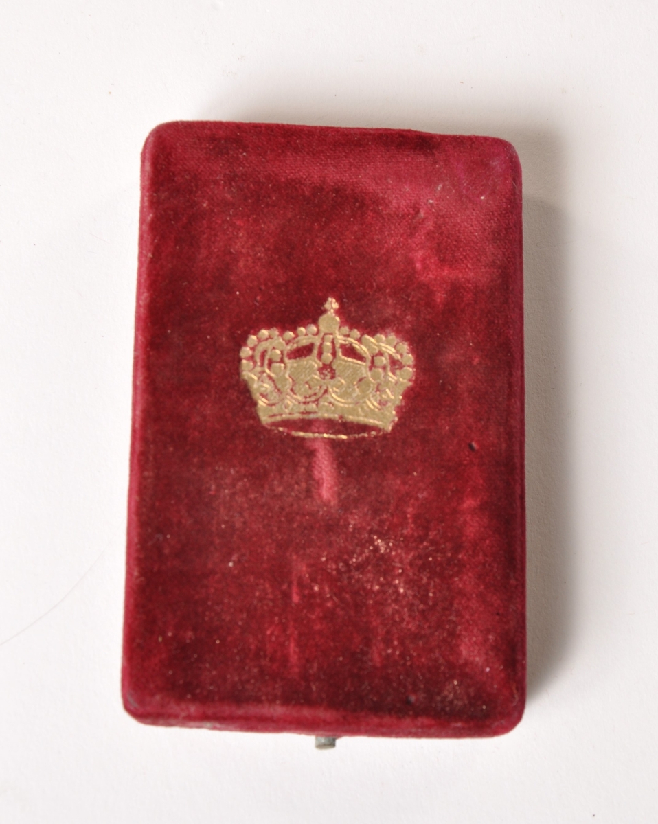 Medaljerekke med 4 medaljer. Kong Haakons fortjenstmedalje i gull med krone, med rødt og gult bånd, med eske i rød fløyel. Oscar Borg 1917, Vasaordenen i gull og emalje kronet med perler, med grønt bånd, med eske i rød papp og fløyel. Oscar II fortjenstmedalje i gull, kronet, lilla bånd. Keiser Willhelms Krigsfortjenestemedalje, Kriegs-Verdienst-medaille av 2. klasse 1864 i sølv med sort og hvitt bånd .  Med miniatyr utgave. Oscar Borg.