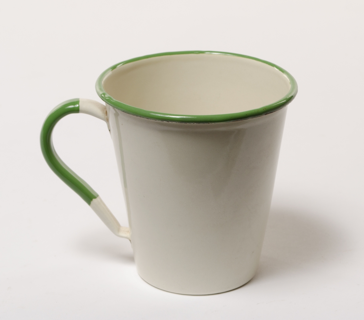 målebeger med hank, emaljert i kremhvitt og grønt, en halv liter med desilitermål