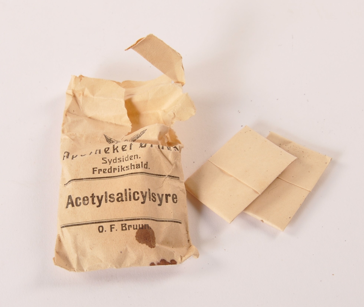 En papirpose med innhold: Acetylsalicylsyre