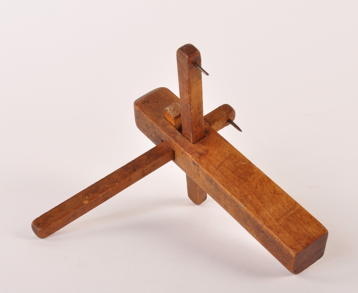 Strekmål i tre. To stillbare tre pinner med metallspisser.