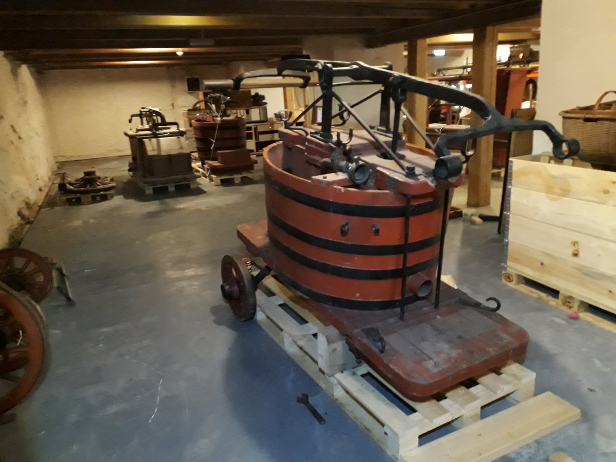 Pumpevogn i rødmalt tre med 4 jernbeslåtte hjul med drag til hest. På vogn montert tønne av rødmalt tre med pumpesystem for håndpumping. Ved pumpe flere bøyler for oppbevaring av brannutstyr. Tønne er belått med kobber på innside. Trekasse rundt pumpehus i tønna.