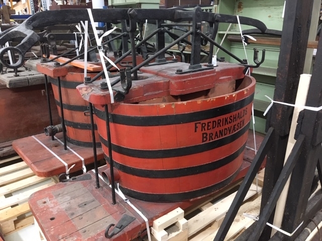 Pumpevogn i rødmalt tre med 4 jernbeslåtte hjul med drag til hest. På vogn montert tønne av rødmalt tre med pumpesystem for håndpumping. Ved pumpe flere bøyler for oppbevaring av brannutstyr. Tønne er belått med kobber på innside. Trekasse rundt pumpehus i tønna.