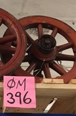 Pumpevogn i rødmalt tre med 4 jernbeslåtte hjul med drag til hest. På vogn montert tønne av rødmalt tre med pumpesystem for håndpumping. Ved pumpe flere bøyler for oppbevaring av brannutstyr. Tønne er belått med kobber på innside. Trekasse rundt pumpehus i tønna.