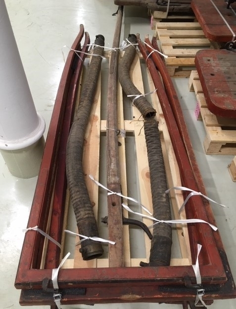 Pumpevogn i rødmalt tre med 4 jernbeslåtte hjul med drag til hest. På vogn montert tønne av rødmalt tre med pumpesystem for håndpumping. Ved pumpe flere bøyler for oppbevaring av brannutstyr. Tønne er belått med kobber på innside. Trekasse rundt pumpehus i tønna.