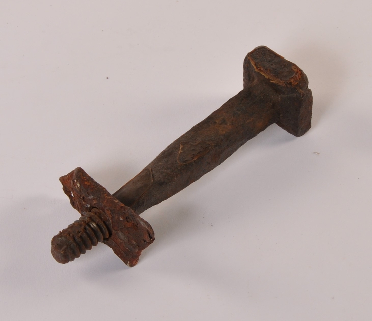 Pumpevogn i rødmalt tre med 4 jernbeslåtte hjul med drag til hest. På vogn montert tønne av rødmalt tre med pumpesystem for håndpumping. Ved pumpe flere bøyler for oppbevaring av brannutstyr. Tønne er belått med kobber på innside. Trekasse rundt pumpehus i tønna.